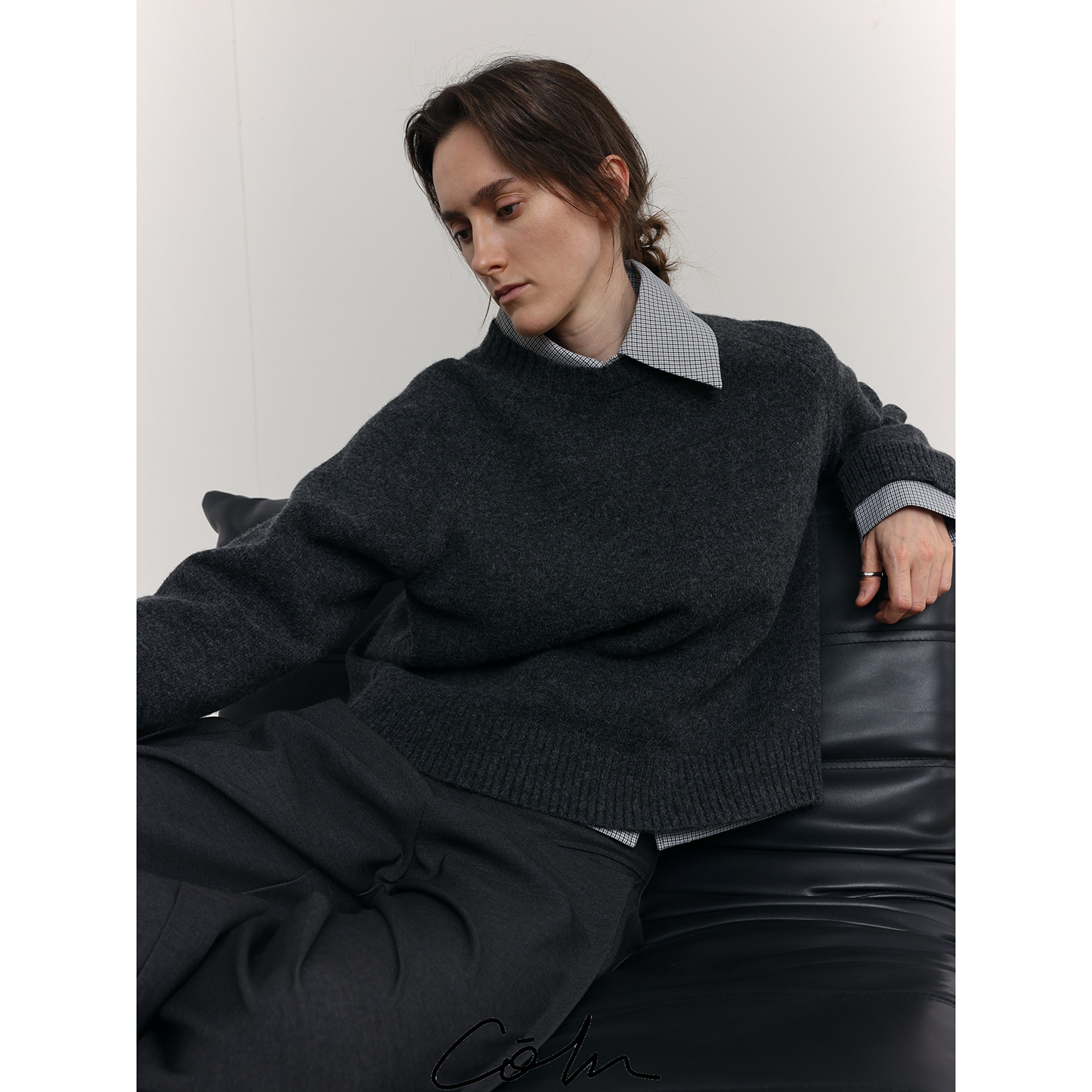 COLN这件短款基础毛衣不说谎只是悄然的让织针与你的身形更配更美