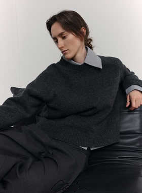 COLN这件短款基础毛衣不说谎只是悄然的让织针与你的身形更配更美