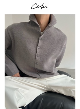 COLN冬日也能潇洒松弛的秘诀是1件handle整体搭配的纽扣高领毛衣