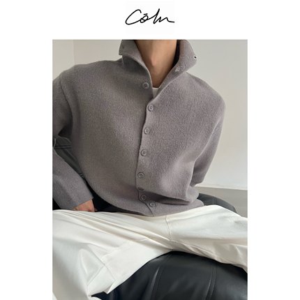 COLN冬日也能潇洒松弛的秘诀是1件handle整体搭配的纽扣高领毛衣
