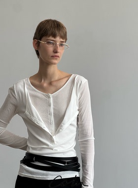 COLN初秋的答案里总是缺1件打底那就看看假两件叠穿亨利领长袖T恤