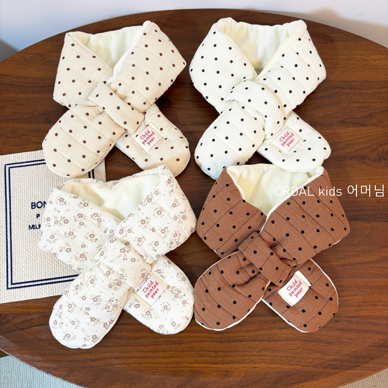 ins洋气儿童棉纱毛绒围巾波点秋冬婴儿宝宝交叉保暖baby绒围脖