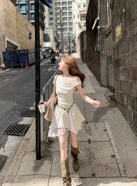 Ashy Snow 浪漫波嬉 斜肩蕾丝拼接不规则短款连衣裙