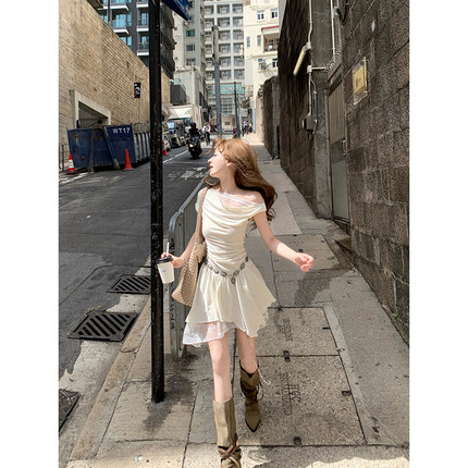 Ashy Snow 浪漫波嬉 斜肩蕾丝拼接不规则短款连衣裙