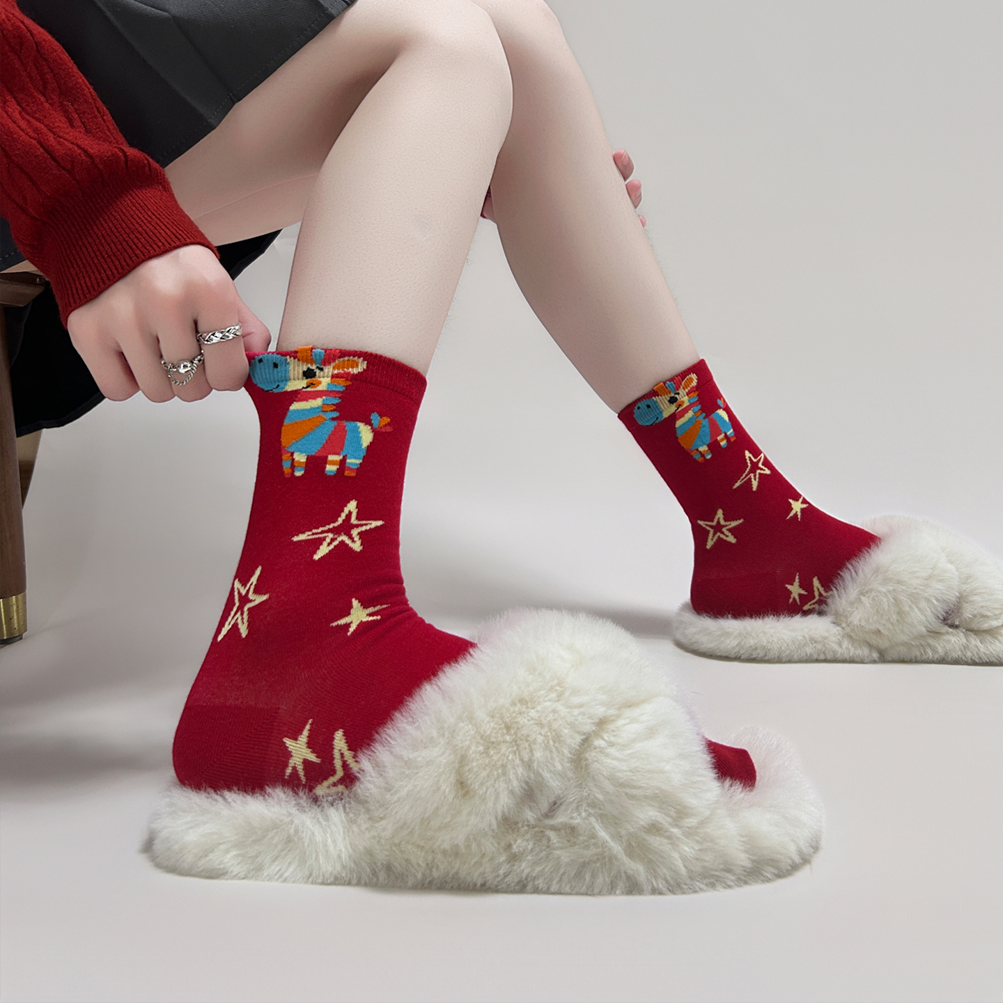 【4双装】秋冬彩虹马本命年袜子女~新年大红卡通刺绣无骨中筒袜~