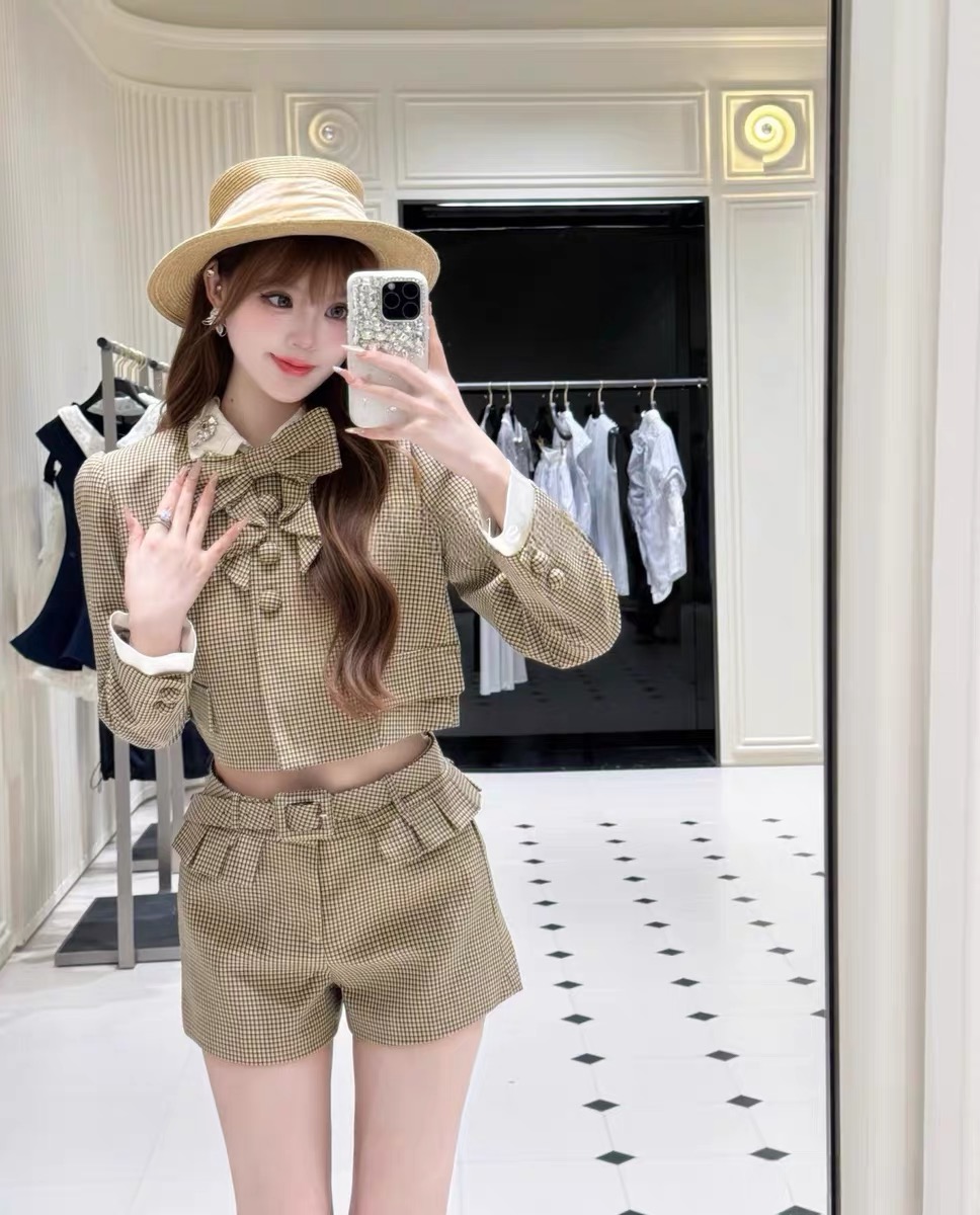 2025南油高端女装秋冬新款精纺细羊毛千鸟格子钉珠上衣+短裤套装