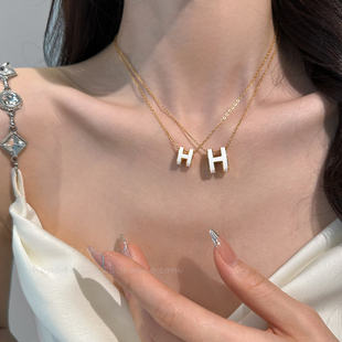 H字母钛钢项链女款轻奢小众高级感2026新款不掉色装饰毛衣链配饰