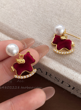新年红色丝绒小马珍珠耳钉女2026新款独特好看耳环本命年气质耳饰