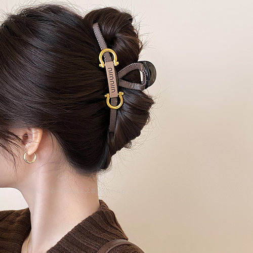 小众设计皮革字母大号抓夹女轻奢高级感鲨鱼夹2026新款爆款发夹子 - 封面