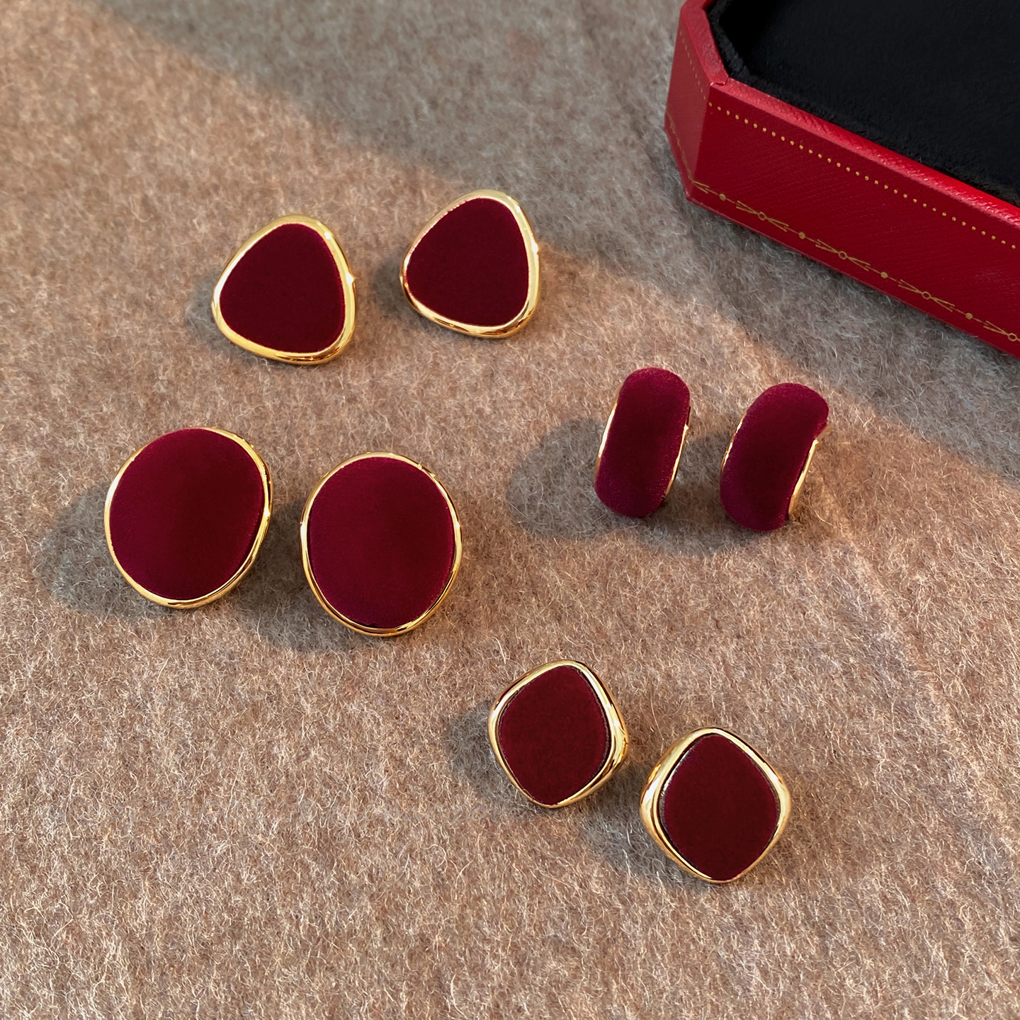 红色新年丝绒耳钉女2025秋冬新款耳饰饰品高级感小众复古港风耳环