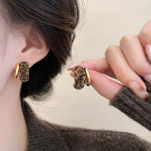 复古丝绒豹纹弧形C圈耳环女轻奢小众高级感气质耳钉个性辣妹耳饰
