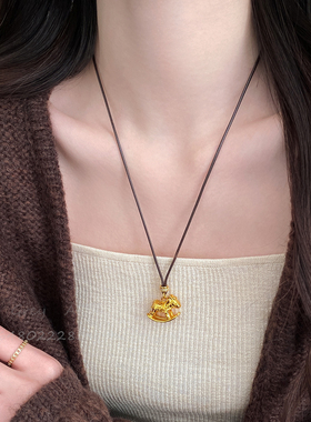 金色皮绳小马项链女2025秋冬长款高级感毛衣链小众独特本命年配饰