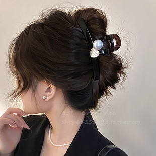 小众设计字母珍珠发夹女气质高级感鲨鱼夹大号发量多盘发抓夹头饰