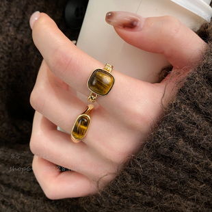 复古琥珀戒指女秋冬新款虎眼石金色指戒轻奢高级感美拉德配饰指环