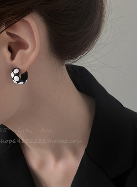 气质赫本风黑白波点C型耳环女小众设计高级感耳钉时尚个性耳饰品