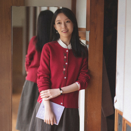 温婉短款绣花圆领开衫