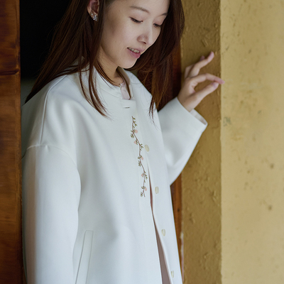 文艺立领门襟绣花落肩袖短外套