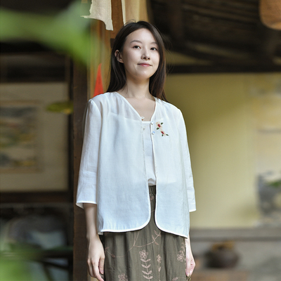 温婉文艺V领绣花七分袖开衫