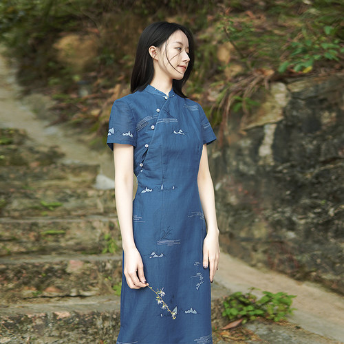 轻中式山水绣花修身旗袍