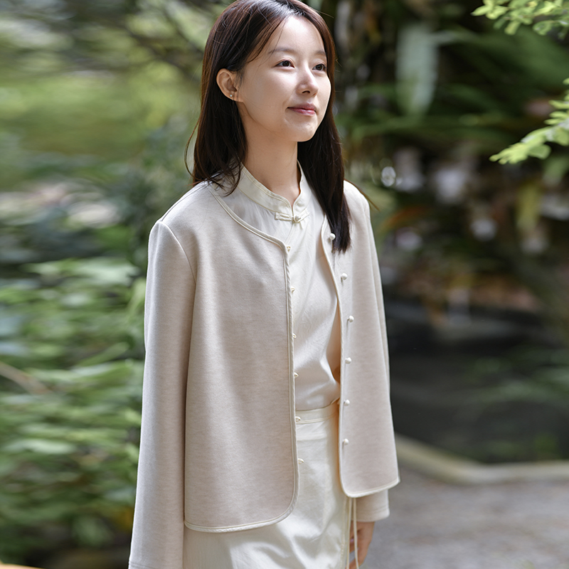 圆领包边绣花针织外套
