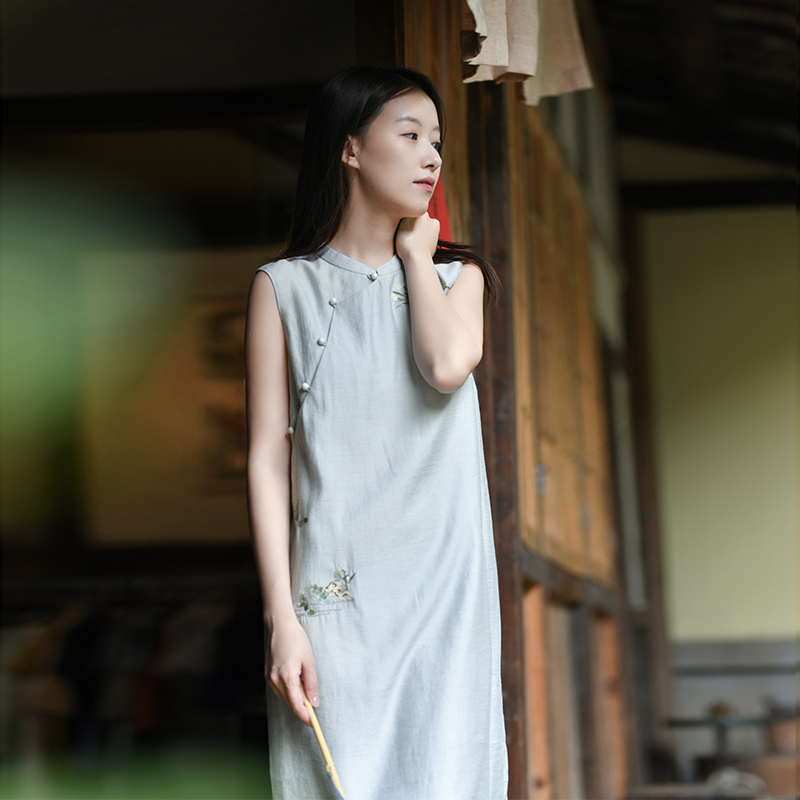 轻中式立领斜襟绣花无袖旗袍裙