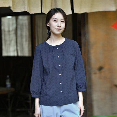 柔软圆领单排扣绣花文艺衬衫