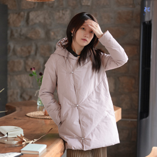 前世今生复古温婉轻中式 轻云淡霜 中长连帽羽绒服 146 21QDA