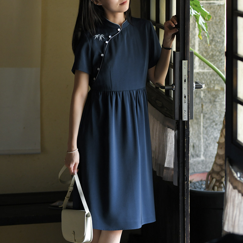 新中式立领斜襟X型刺绣连衣裙