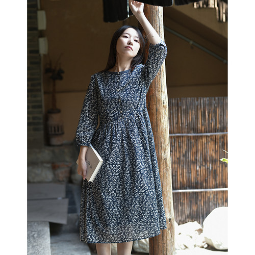文艺圆领深蓝印花修身连衣裙