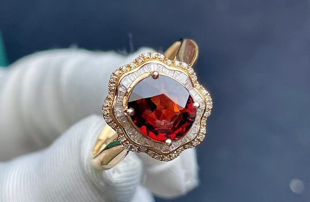 18k金尖晶石戒指搭配南非足反钻石颜色艳丽实物美裸石:2.68ct