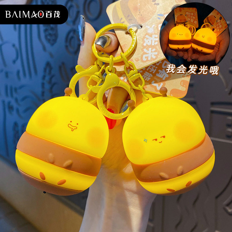 夜间会发光的蜜蜂钥匙扣女硅胶照明小灯学生书包钥匙链萤火虫挂件