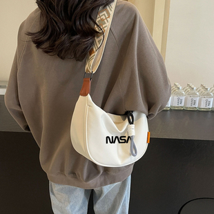 NASA联名潮牌大容量防水牛津布饺子包女士斜挎包休闲运动男单肩包