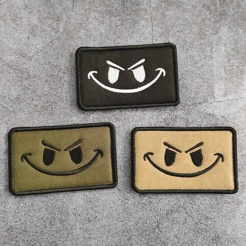 个性微笑户外服饰背包魔术贴章