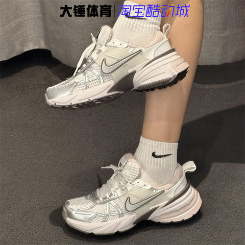 Nike/耐克V2K Run灰粉时尚女鞋舒适百搭低帮运动跑步鞋FD0736-010
