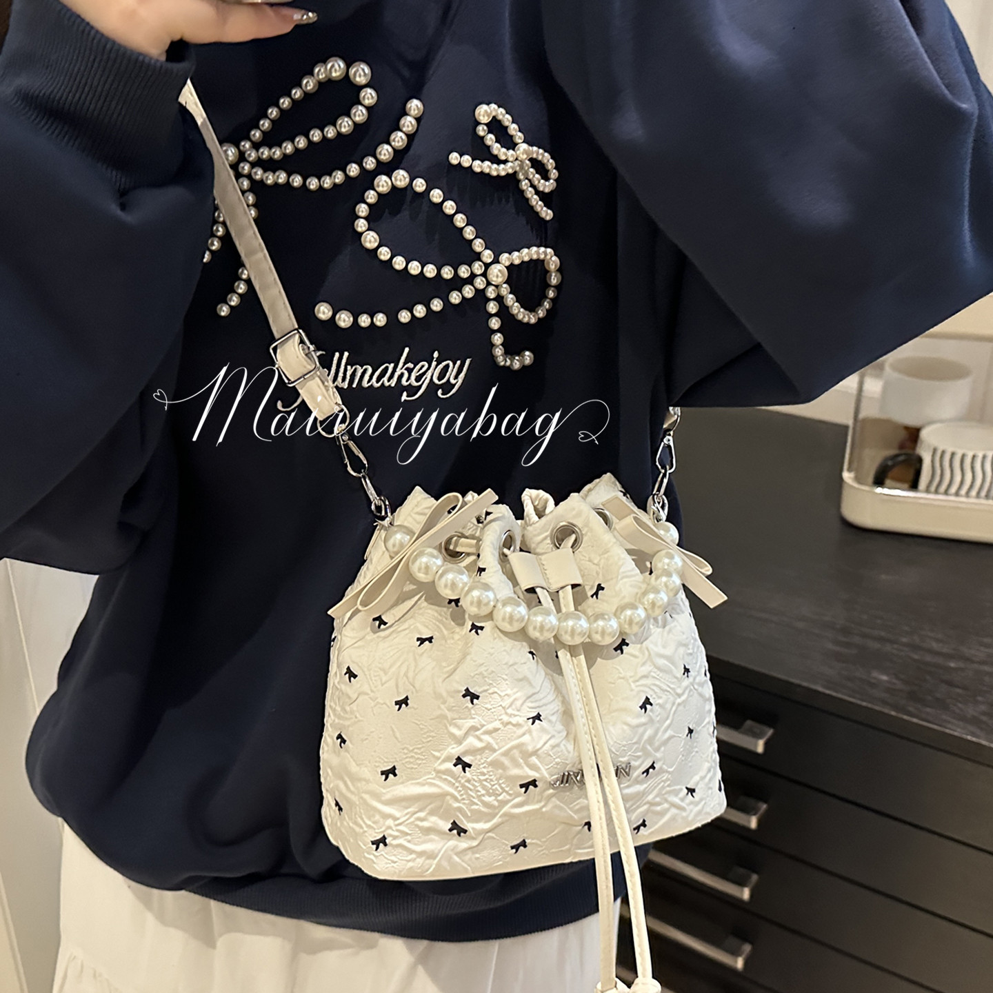 气质百搭珍珠链手提斜挎水桶包
