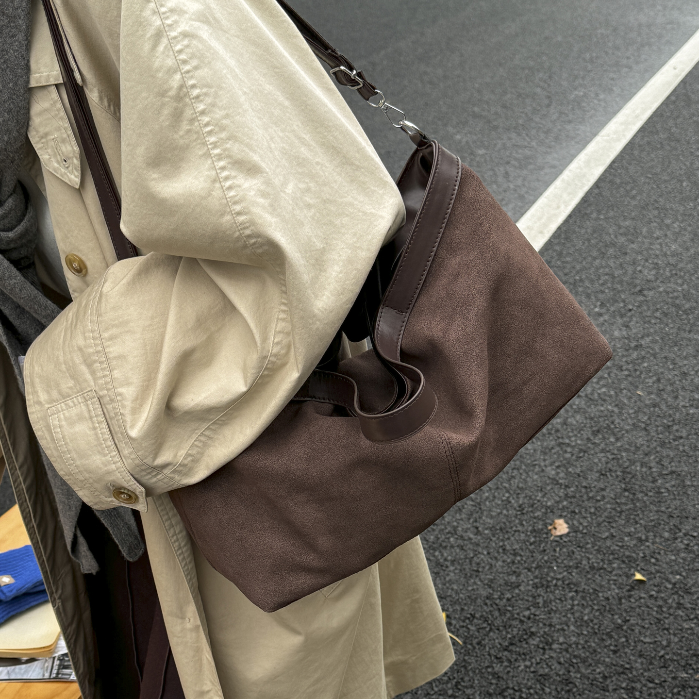 慵懒松弛感磨砂麂皮绒通勤托特包