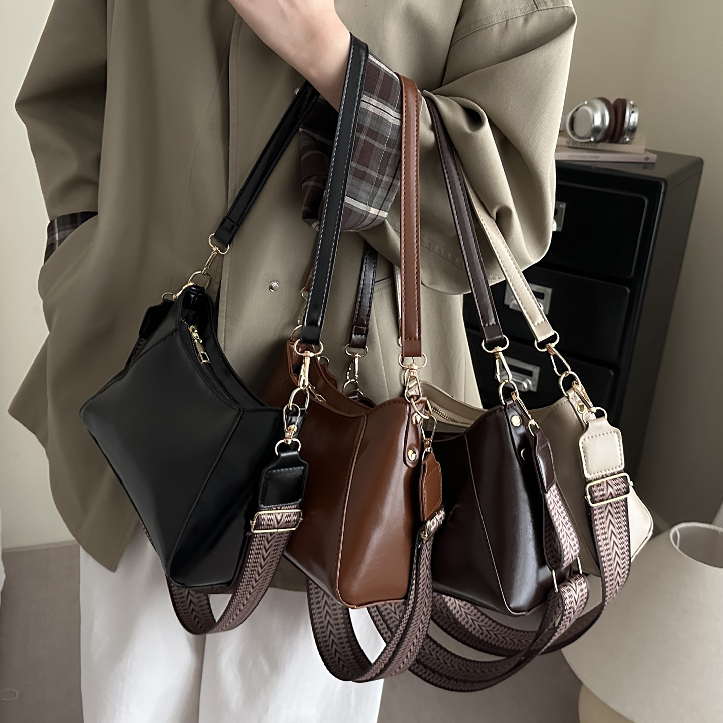 高级感复古时尚宽肩带单肩腋下包