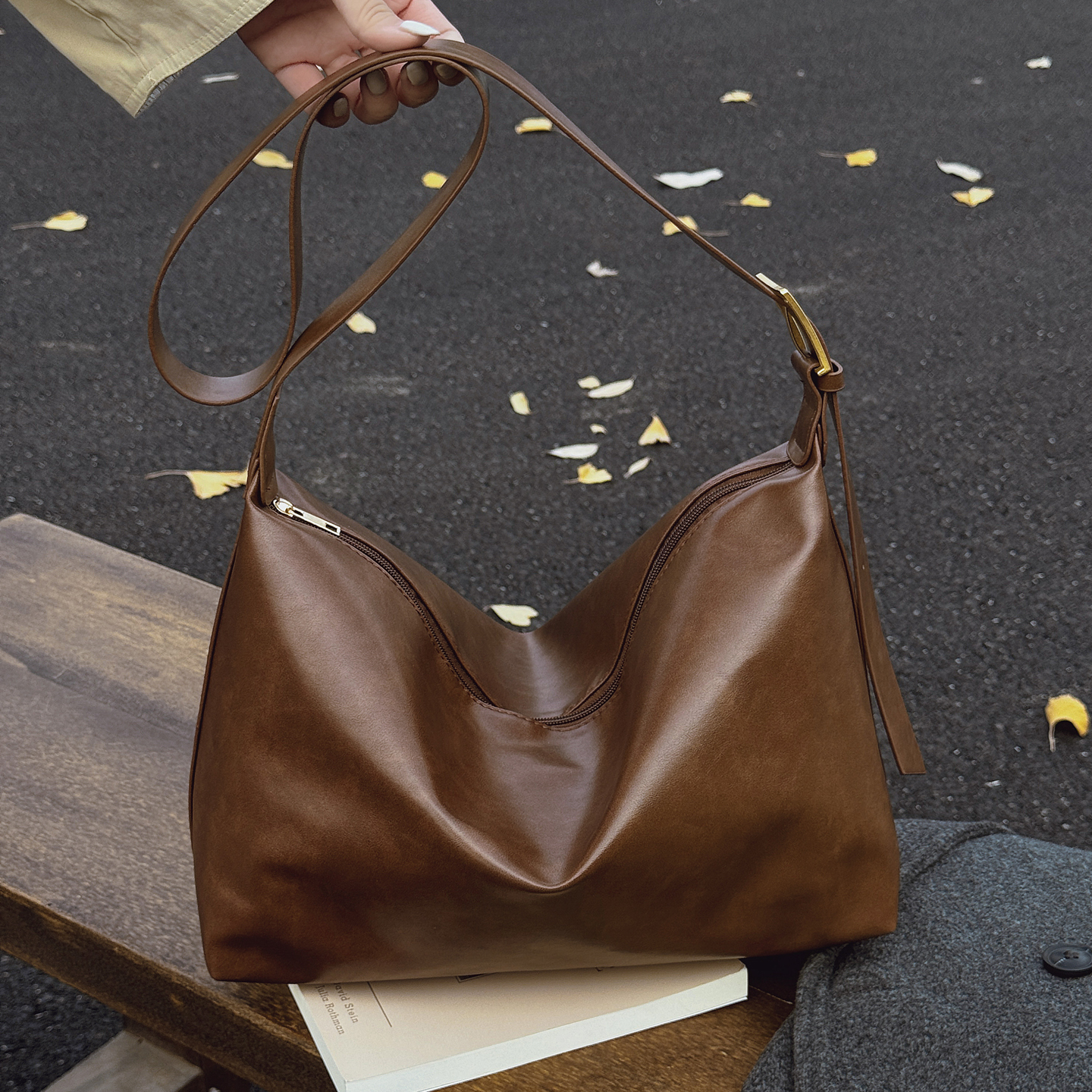 大容量时尚复古通勤饺子托特包