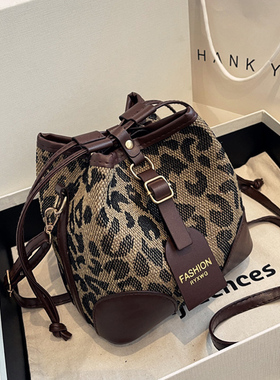 今年流行小包包女ins小众2021新款时尚豹纹斜挎包秋冬质感水桶包