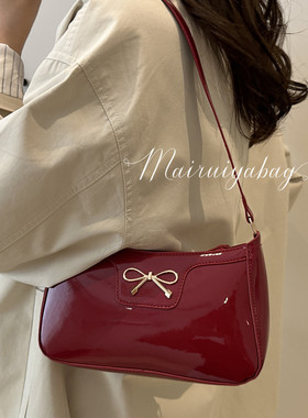 高级感轻奢小众红色腋下包包女2025新款蝴蝶结大气超火漆皮单肩包