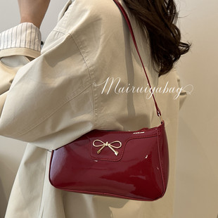 高级感轻奢小众红色腋下包包女2025新款 蝴蝶结大气超火漆皮单肩包