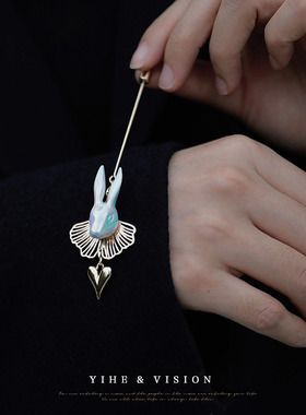 YIHE 原创设计精致复古文艺兔子爱心陶瓷秋冬长款胸针礼物