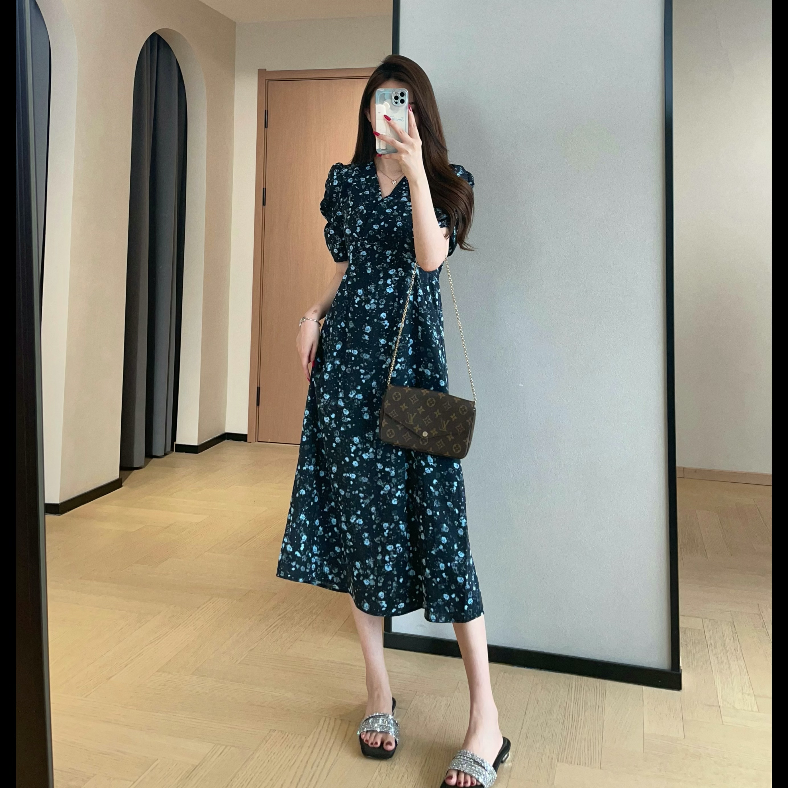 WTHEONE法式温柔黑底碎花裙子中长款泡泡袖V领连衣裙女2026新款夏 - 实物图
