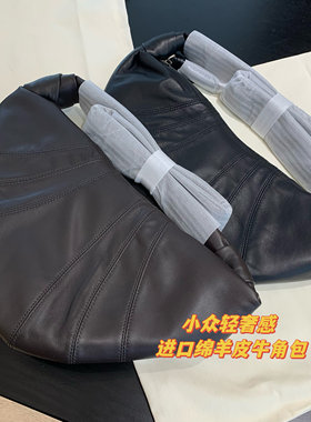 WTHEONE小众设计高级感真皮牛角包女清冷风绵羊皮质感单肩斜挎包
