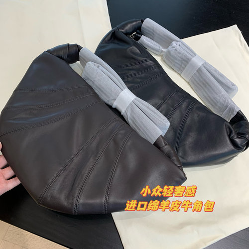WTHEONE小众设计高级感真皮牛角包女清冷风绵羊皮质感单肩斜挎包