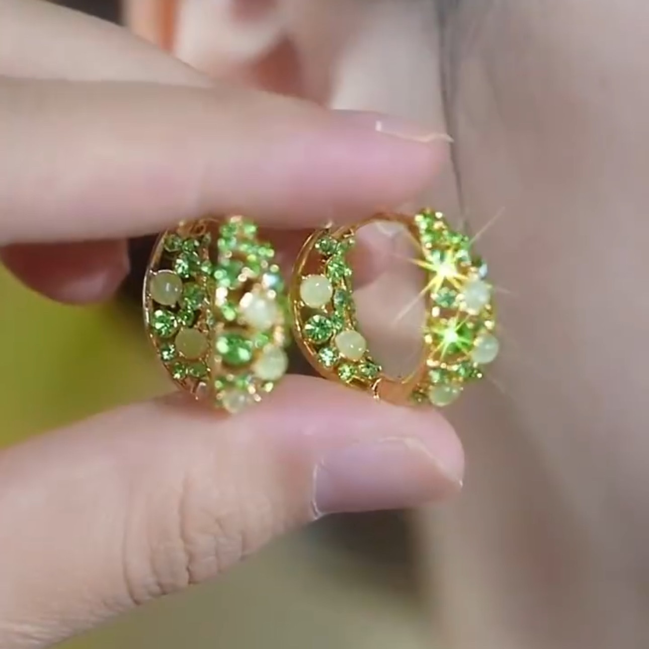 2025年新款气时尚绿色满钻圈圈潮众耳环百搭个性小7701设计大精致