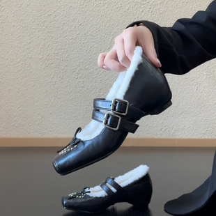 猪鼻子芭蕾风单鞋 RubyL 4cm方头爱心蝴蝶结双排扣带毛毛玛丽珍鞋