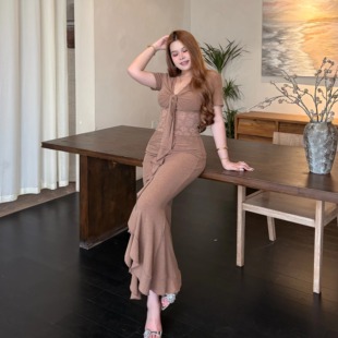 左岸藤曼 扭结设计蕾丝拼接上衣搭收腰褶皱修身显瘦半裙套装