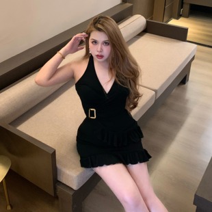 目光锁定 夏季辣妹遮肉掐腰显瘦V领带扣荷叶裙边设计小黑裙G087