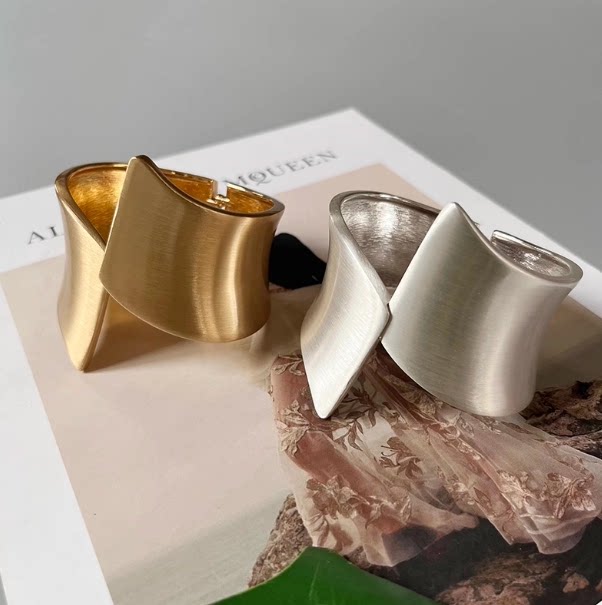 新款复古金色质感不规则交错手镯个性小众宽边开工手环时尚手饰女